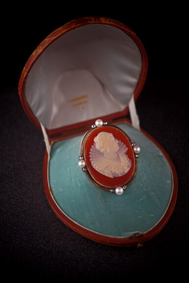 Antique 18K Cameo: Portrait of French Queen Marie de' Medicis