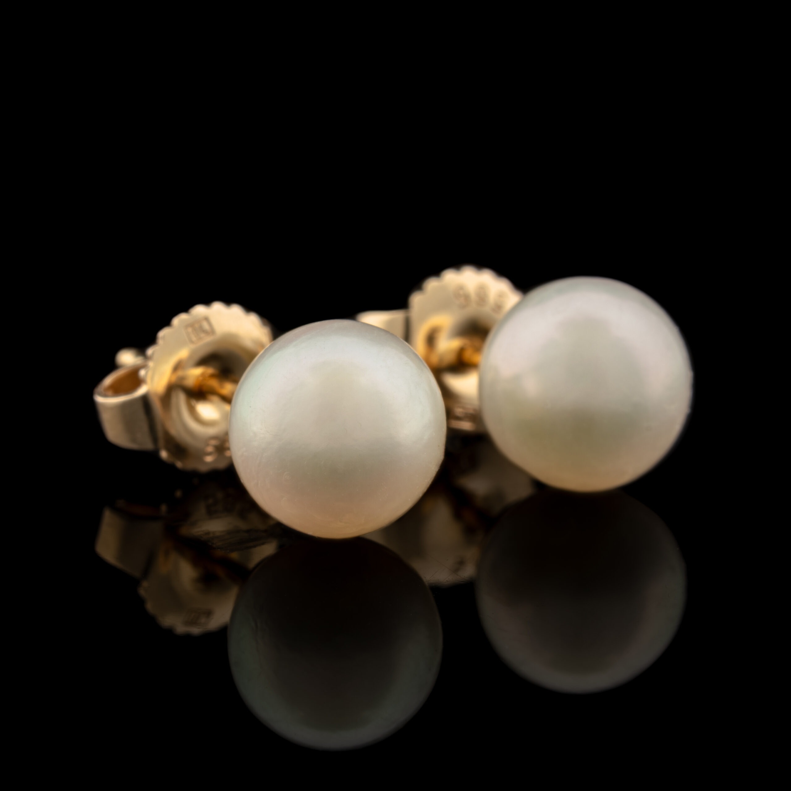 Blue Lagoon Pre-Owned Akoya Pearl Stud Earrings